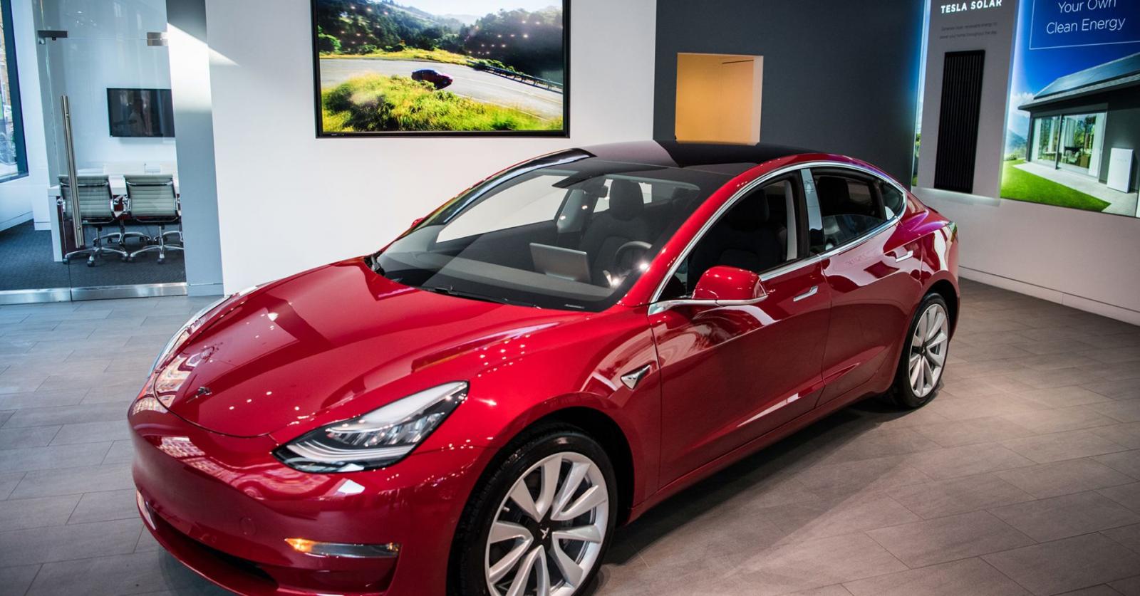 Tesla Model 3 là mẫu xe sang bán chạy nhất nước Mỹ trong năm 2018
