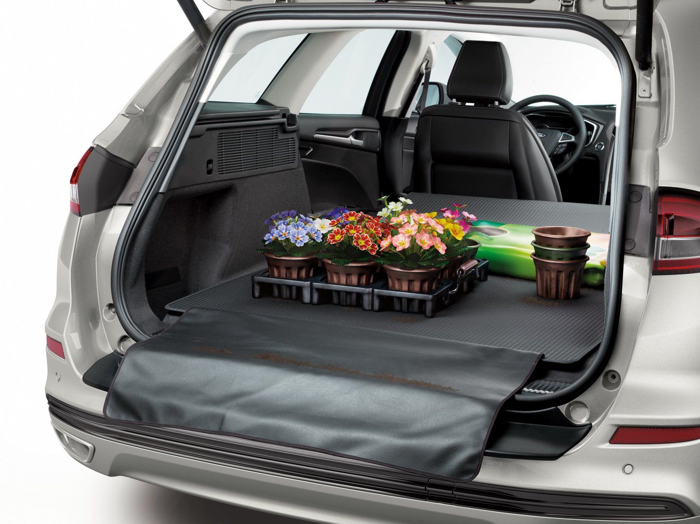 Khoang hành lý rộng rãi của Ford Mondeo Wagon Hybrid 2020