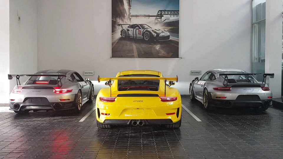 Cả 2 chiếc siêu xe Porsche 911 GT2 RS 2018 đầu tiên về Việt Nam có chung bộ áo màu bạc Cả 2 chiếc siêu xe Porsche 911 GT2 RS 2018 đầu tiên về Việt Nam có chung bộ áo màu bạc