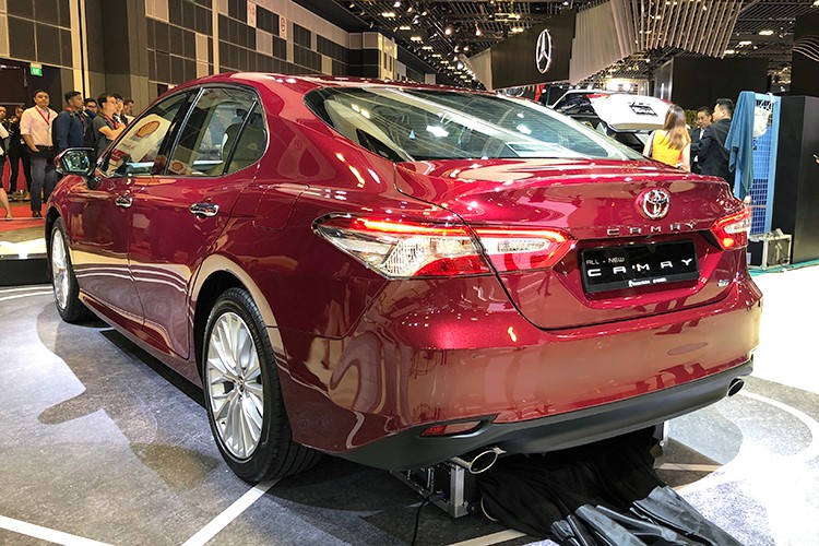  Đuôi sau của Toyota Camry 2019 gây ấn tượng với cụm đèn LED hậu tạo hình khá cầu kỳ và tinh xảo