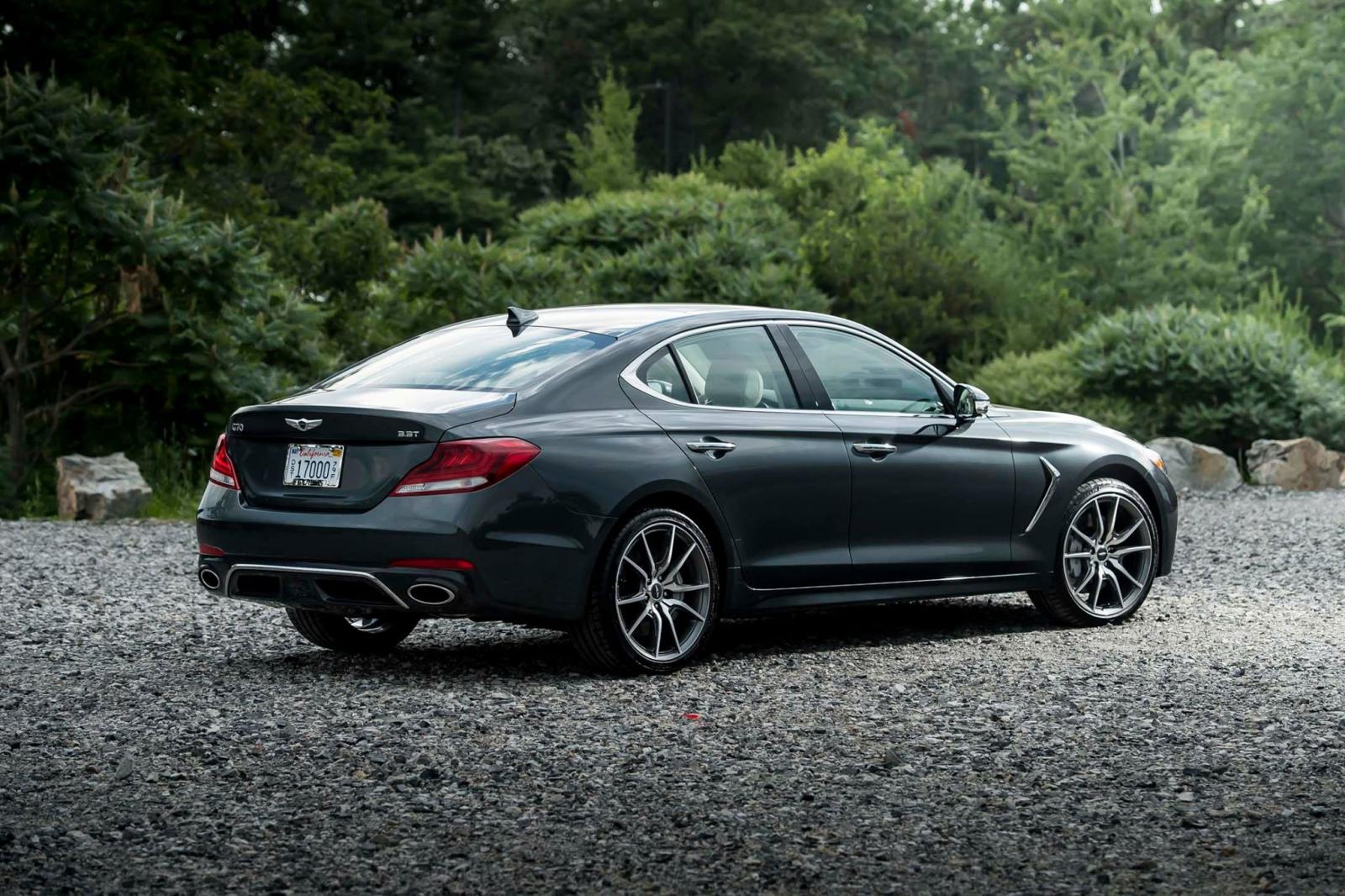 Góc nhìn từ phía sau của Genesis G70