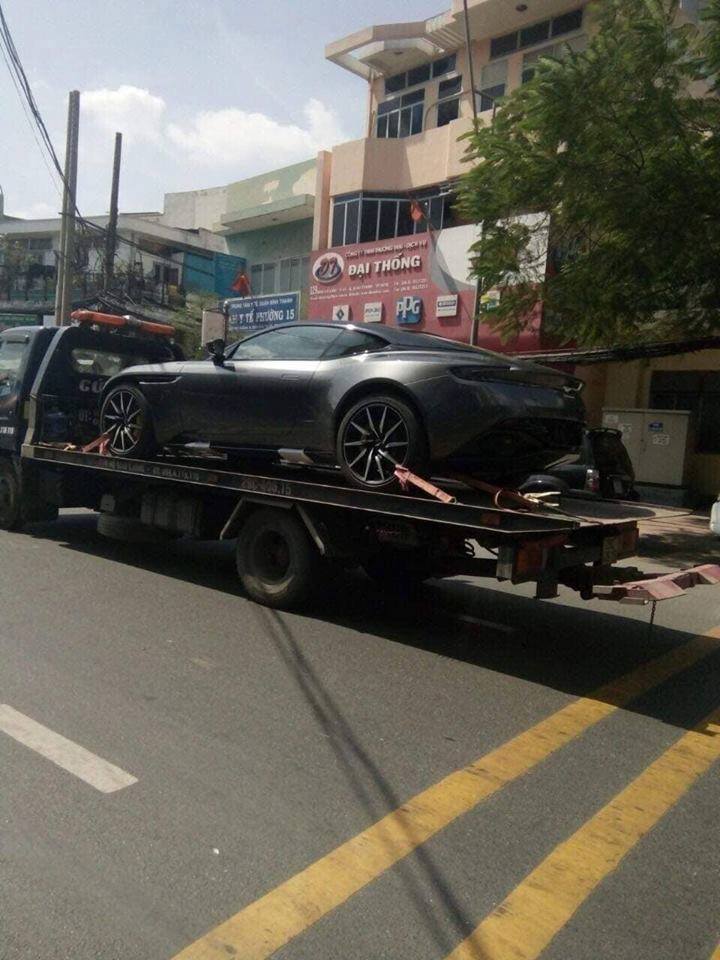 Siêu xe Aston Martin DB11 được vận chuyển vào Nam bằng xe chuyên dụng mang biển số Hà Nội Siêu xe Aston Martin DB11 được vận chuyển vào Nam bằng xe chuyên dụng mang biển số Hà Nội