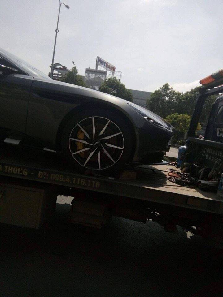 La-zăng rất đẹp mắt trên siêu xe Aston Martin DB11 đầu tiên tại Việt Nam La-zăng rất đẹp mắt trên siêu xe Aston Martin DB11 đầu tiên tại Việt Nam