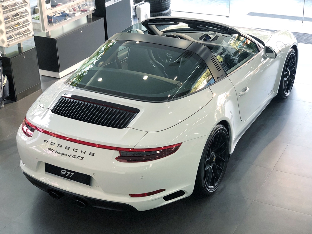 Chiếc xe thể thao Porsche 911 Targa 4 GTS 2018 mới ra biển số Sài thành đắt gần 3 tỷ đồng so với phiên bản tiêu chuẩn Chiếc xe thể thao Porsche 911 Targa 4 GTS 2018 mới ra biển số Sài thành đắt gần 3 tỷ đồng so với phiên bản tiêu chuẩn