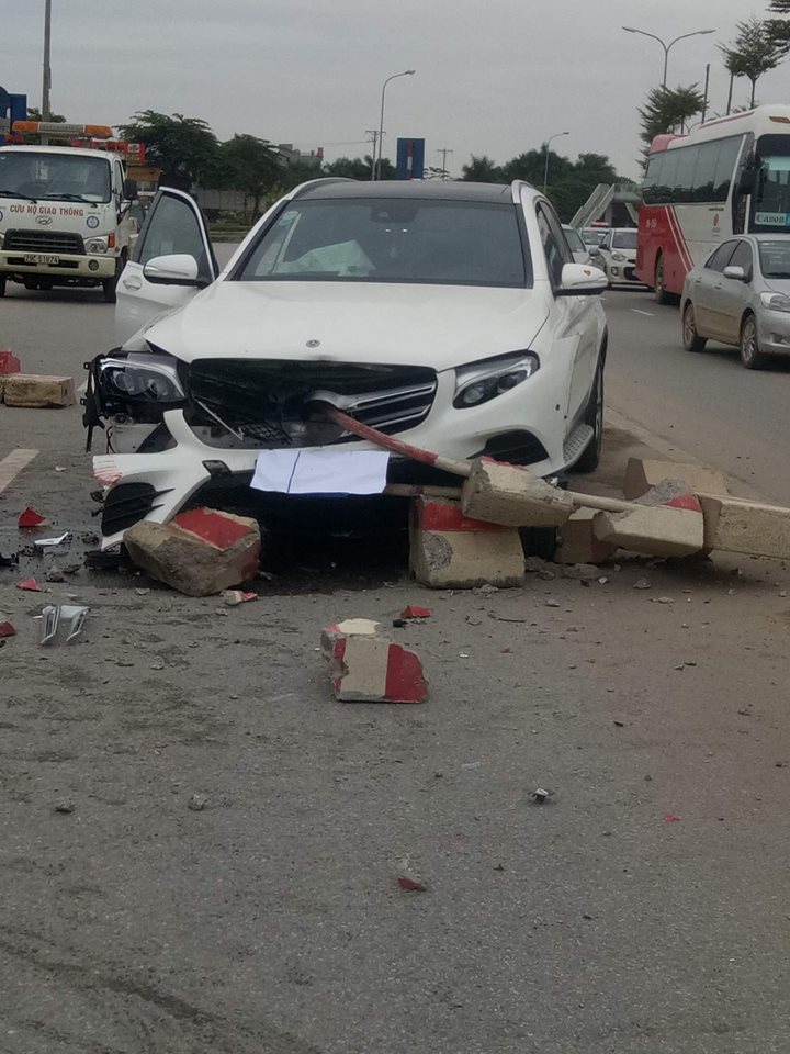 Chiếc Mercedes-Benz GLC đâm vào dải phân cách giữa đường