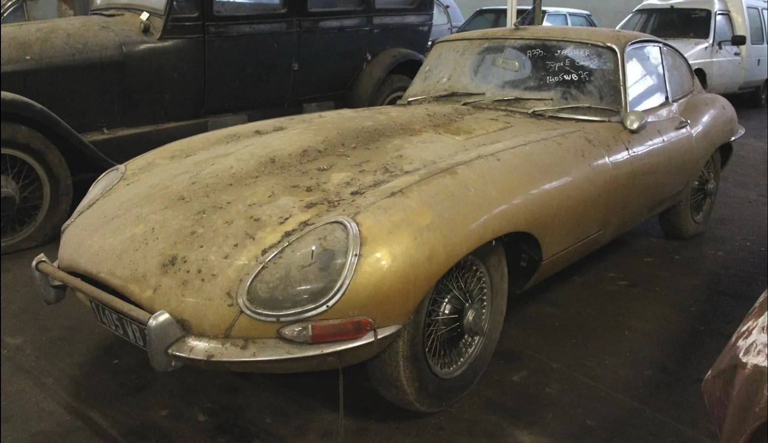Chiếc Jaguar E-Type cổ trong bộ sưu tập Chiếc Jaguar E-Type cổ trong bộ sưu tập
