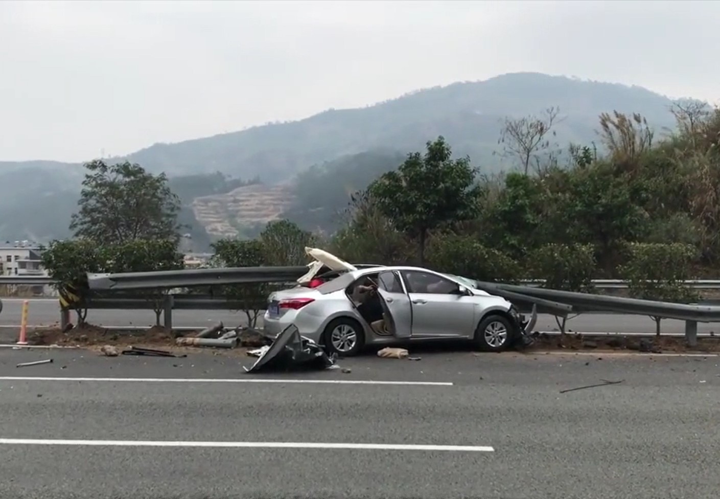 Chiếc Toyota Corolla Altis bị hỏng nặng tại hiện trường vụ tai nạn