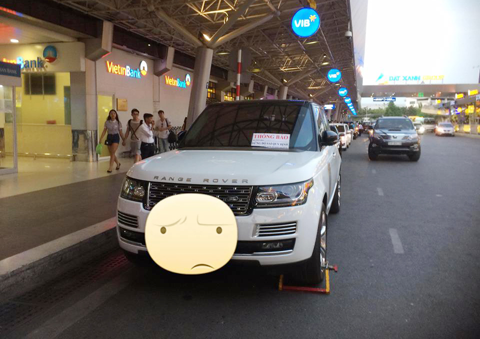 Ngoài ra còn có 2 chiếc Range Rover Autobiography bị khoá bánh xe tại một địa điểm là nhà ga của sân bay Tân Sơn Nhất