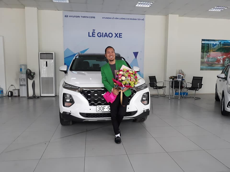 Chiếc Hyundai Santa Fe 2019 của vợ chồng Vượng Râu thuộc bản máy xăng đặc biệt