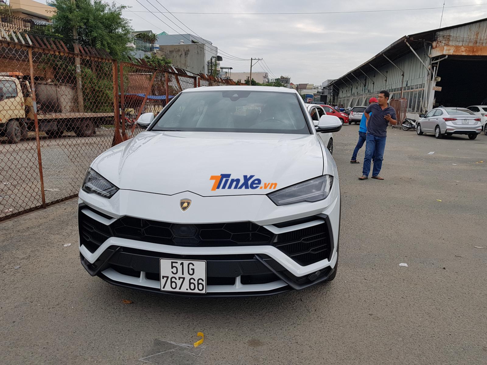 Siêu SUV Lamborghini Urus của Minh Nhựa nguyên bản có màu trắng Siêu SUV Lamborghini Urus của Minh Nhựa nguyên bản có màu trắng