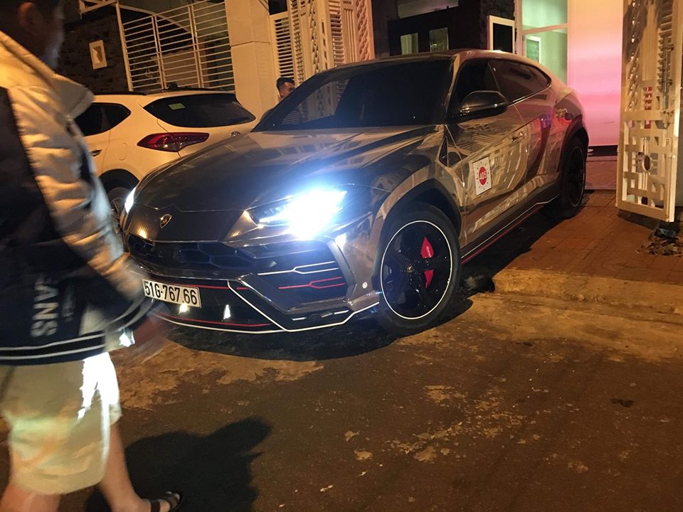 Lamborghini Urus còn được Minh Nhựa trang trí thêm các sọc màu xanh dương, trắng và đỏ ở lưới tản nhiệt Lamborghini Urus còn được Minh Nhựa trang trí thêm các sọc màu xanh dương, trắng và đỏ ở lưới tản nhiệt