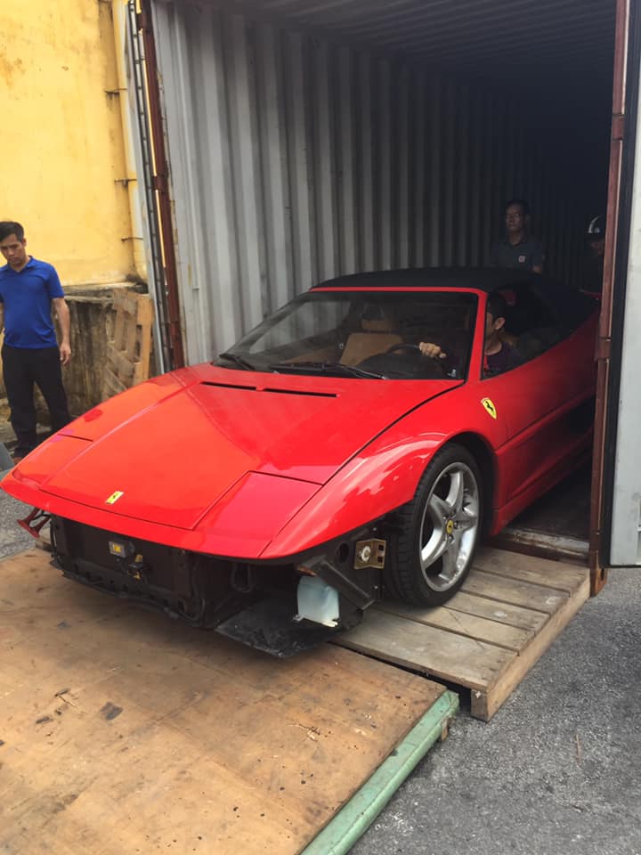 Siêu xe cổ mui trần Ferrari 355 Spider lúc bị tạm giữ ở cảng Hải Phòng