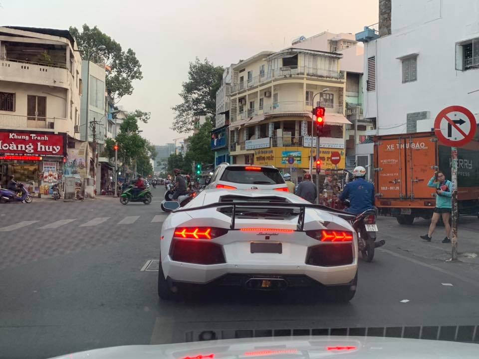 Siêu xe Lamborghini Aventador bí ẩn nhất Việt Nam trên đường phố Sài thành