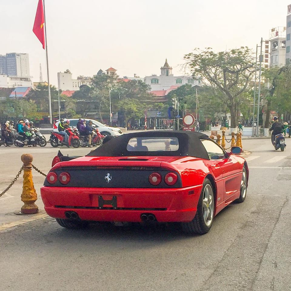 Quá tuổi về Việt Nam nhưng chiếc siêu xe cổ Ferrari F355 Spider vẫn có mặt trên đường phố Hải Phòng