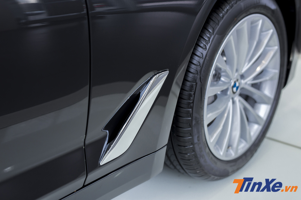 Có thể dễ dàng nhận ra khe thoát gió bánh trước được mạ crome sáng bóng trên BMW 530i. Điều này góp phần đưa chỉ số cản gió của mẫu xe naỳ xuống mức 0,22Cd.