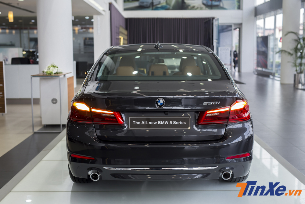 Nhìn từ phía sau, BMW 530i có phần bè rộng nhờ tăng kích thước và đèn hậu cỡ lớn thiết kế dẹt ôm chọn lấy đuôi xe. Điều này tạo cảm giác bề thế hơn.