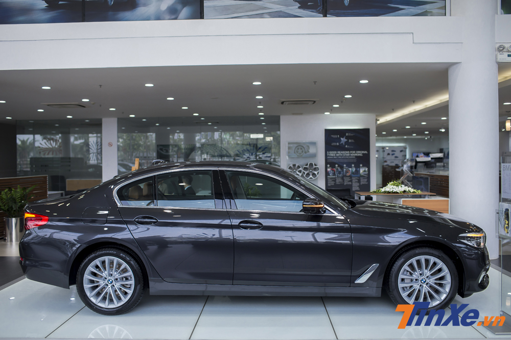 Về mặt kích thước, BMW 530i thế hệ mới dài và rộng hơn thế hệ trước.