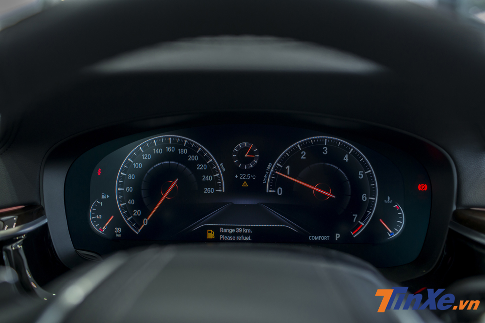 Màn hình kỹ thuật số hiển thị đa thông tin phía sau vô-lăng của BMW 530i.