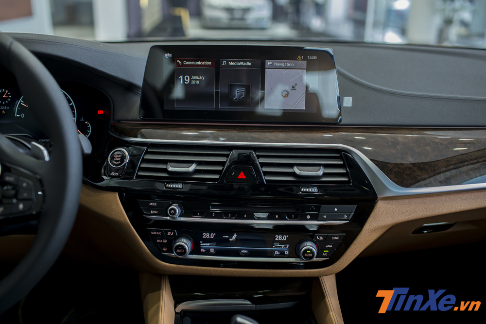 Cụm màn hình trung tâm với nhiều tính năng kết nối đa phương tiện. Ngay bên dưới là hệ thống điều hoà tự động 4 vùng độc lập với khả năng toả hương thơm đặc trưng của BMW.