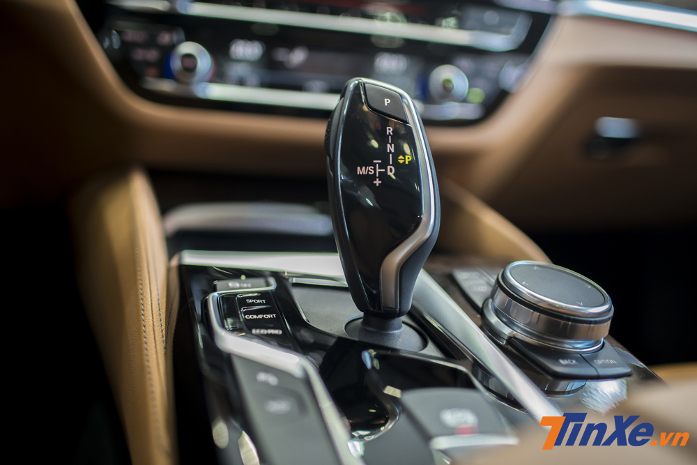 Cần số điện tử với hộp số tự động 8 cấp trên BMW 530i.