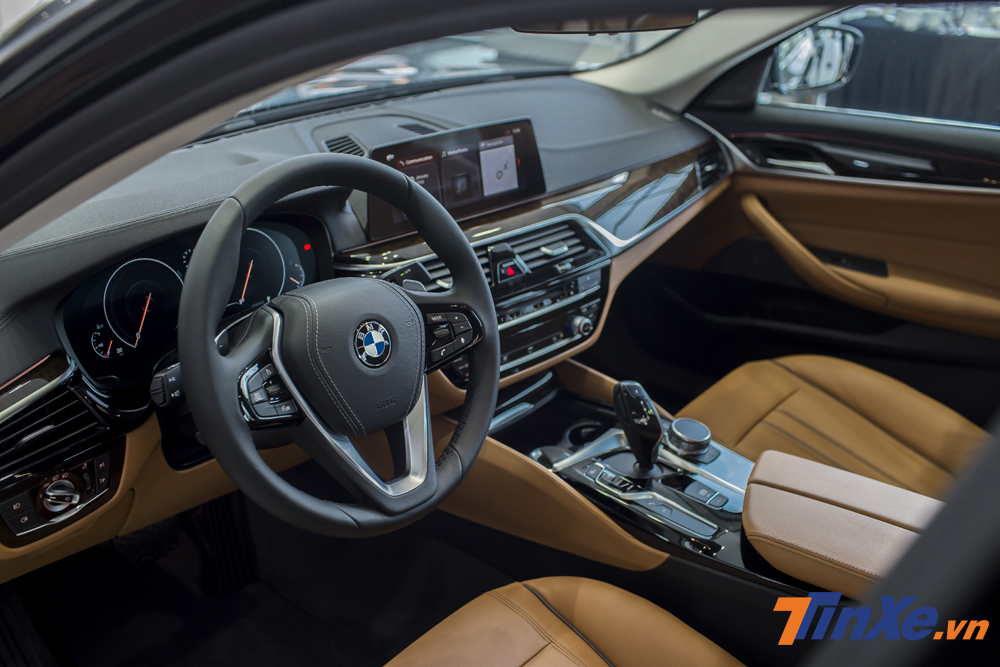 Nội thất của BMW 530i tại Việt Nam có ba màu cho khách lựa chọn là đen, be trắng và nâu da bò. Chất liệu để làm nội thất của BMW 530i là da cao cấp Dakota.