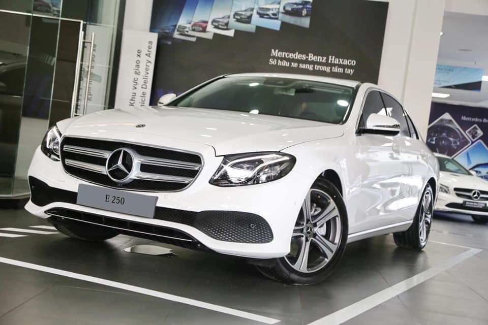 Mercedes-Benz E-Class 2019 cũng được nâng cấp nhẹ tại Việt Nam nhằm tăng thêm sức cạnh tranh cùng BMW 5-Series mới về, Audi A6 và Lexus ES Mercedes-Benz E-Class 2019 cũng được nâng cấp nhẹ tại Việt Nam nhằm tăng thêm sức cạnh tranh cùng BMW 5-Series mới về, Audi A6 và Lexus ES
