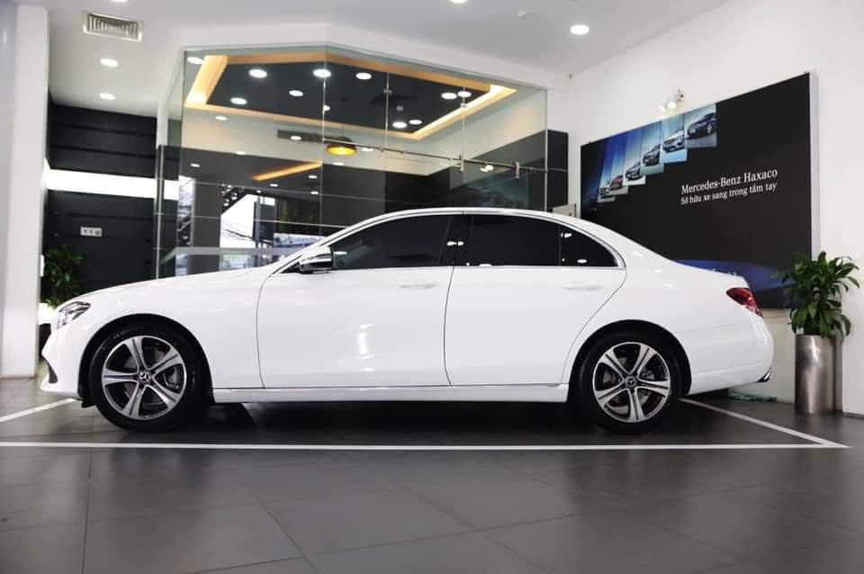 Ở E-Class 2019, mẫu E 300 AMG sẽ bị thay thể bởi E 350 AMG Ở E-Class 2019, mẫu E 300 AMG sẽ bị thay thể bởi E 350 AMG