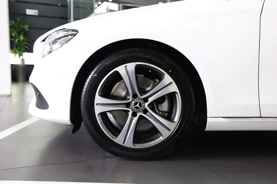 Mercedes-Benz E 250 2019 chỉ thay đổi bộ mâm 2 tông màu ở thiết kế ngoại thất Mercedes-Benz E 250 2019 chỉ thay đổi bộ mâm 2 tông màu ở thiết kế ngoại thất