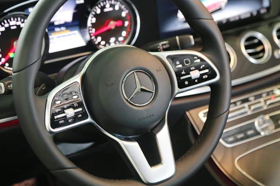 Vô lăng trên E 250 2019 được thiết kế lại hoàn toàn mới Vô lăng trên E 250 2019 được thiết kế lại hoàn toàn mới