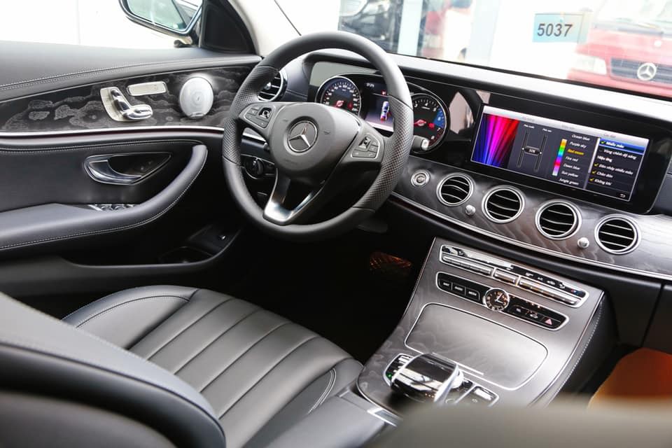 Màn hình giải trí trung tâm trên E 250 2019 có kích thước 12,3 inch giống với E 300 trước đây Màn hình giải trí trung tâm trên E 250 2019 có kích thước 12,3 inch giống với E 300 trước đây