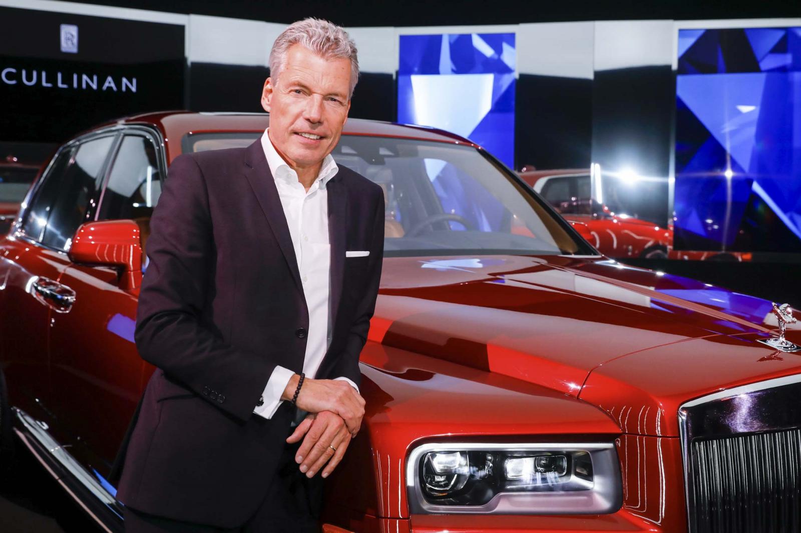 CEO Torsten Müller-Ötvös đứng bên Rolls-Royce Cullinan