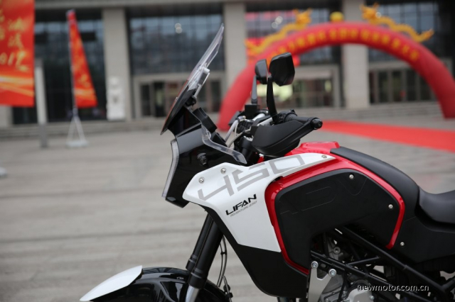 Với dàn đầu thiết kế mỏng và cao khá giống với thiết kế KTM Với dàn đầu thiết kế mỏng và cao khá giống với thiết kế KTM