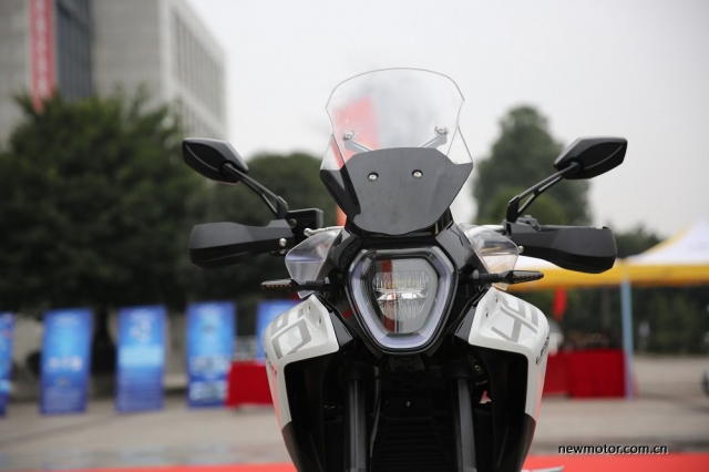 Đầu đèn đơn cùng kính chắn gió đặt cao khá đẹp trên mẫu xe Lifan Đầu đèn đơn cùng kính chắn gió đặt cao khá đẹp trên mẫu xe Lifan