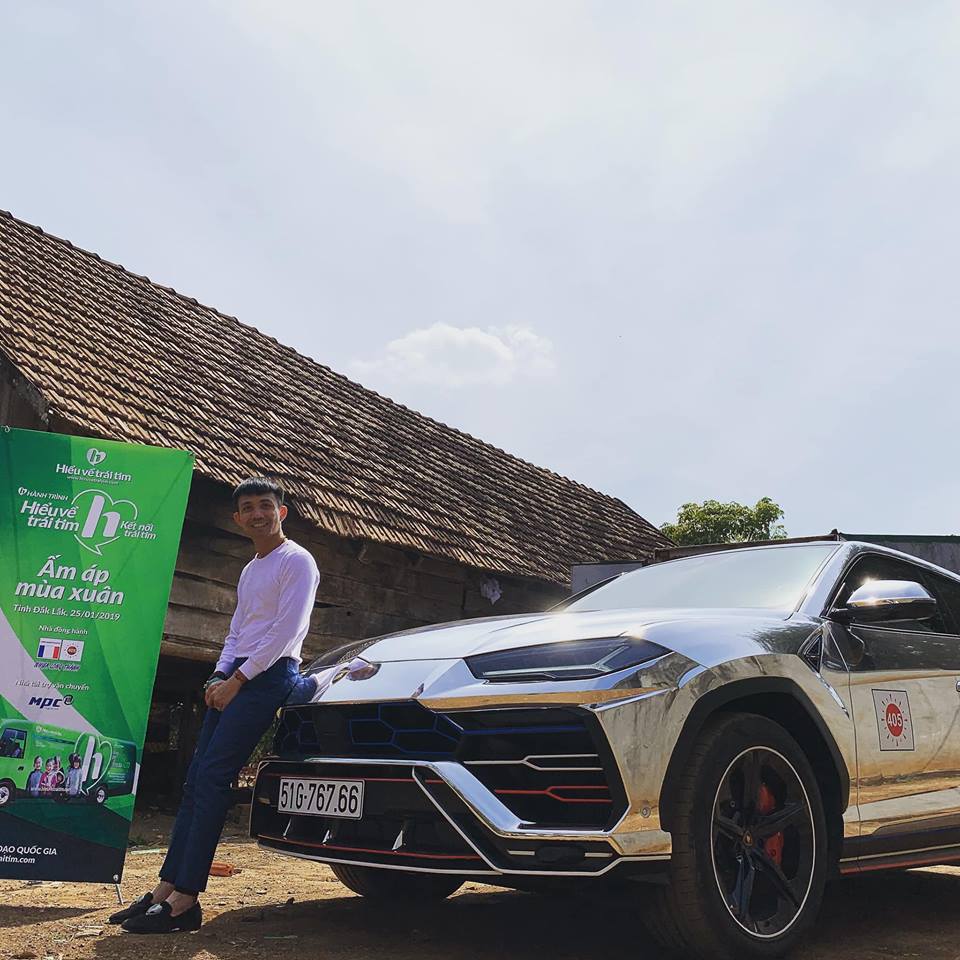 Minh Nhựa cầm lái Lamborghini Urus về huyện nghèo Krông Ana trao quà tết