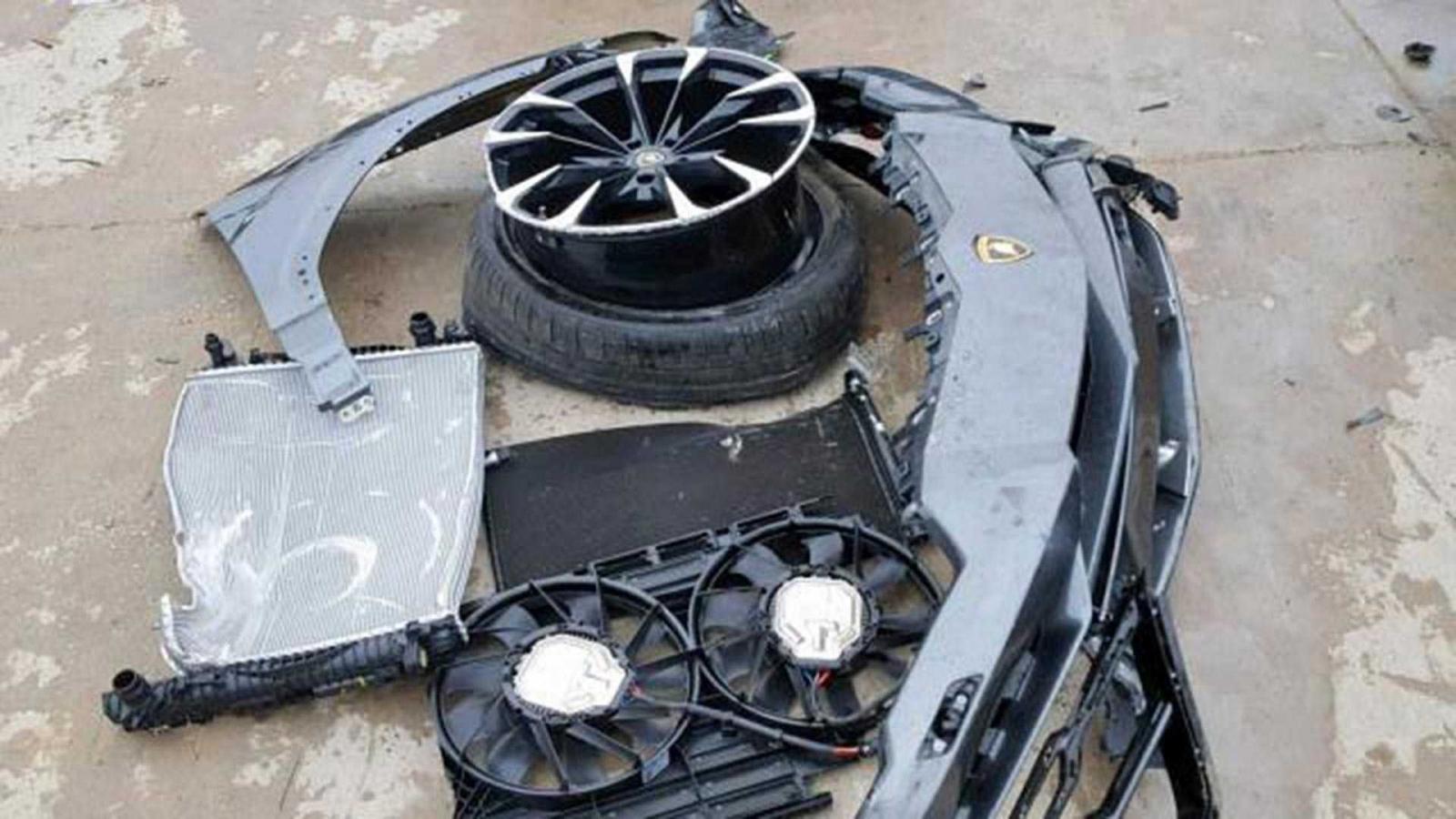Một số phụ tùng được gom lại sau vụ tai nạn của chiếc siêu SUV Lamborghini Urus này