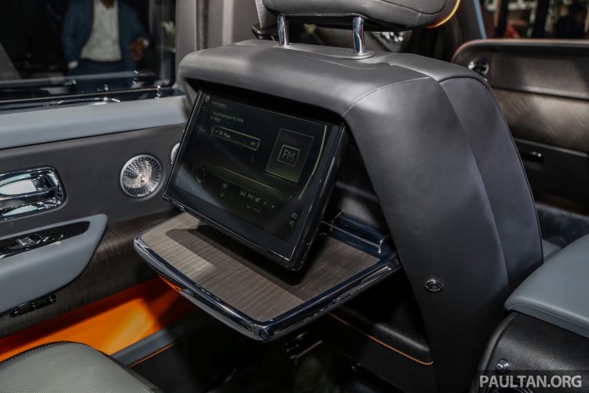 Bàn làm việc tích hợp luôn cả màn hình cảm ứng giải trí cho hàng ghế sau Bàn làm việc tích hợp luôn cả màn hình cảm ứng giải trí cho hàng ghế sau