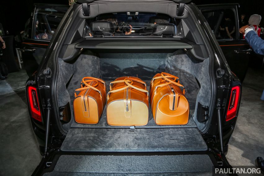 Phụ kiện hành lý theo chiếc xe SUV siêu sang Rolls-Royce Cullinan mới ra mắt tại Malaysia còn được hoàn thành với màu cam rất nổi bật Phụ kiện hành lý theo chiếc xe SUV siêu sang Rolls-Royce Cullinan mới ra mắt tại Malaysia còn được hoàn thành với màu cam rất nổi bật