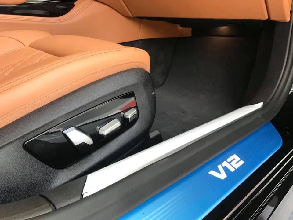 Logo V12 được gắn trên bệ cửa ra vào