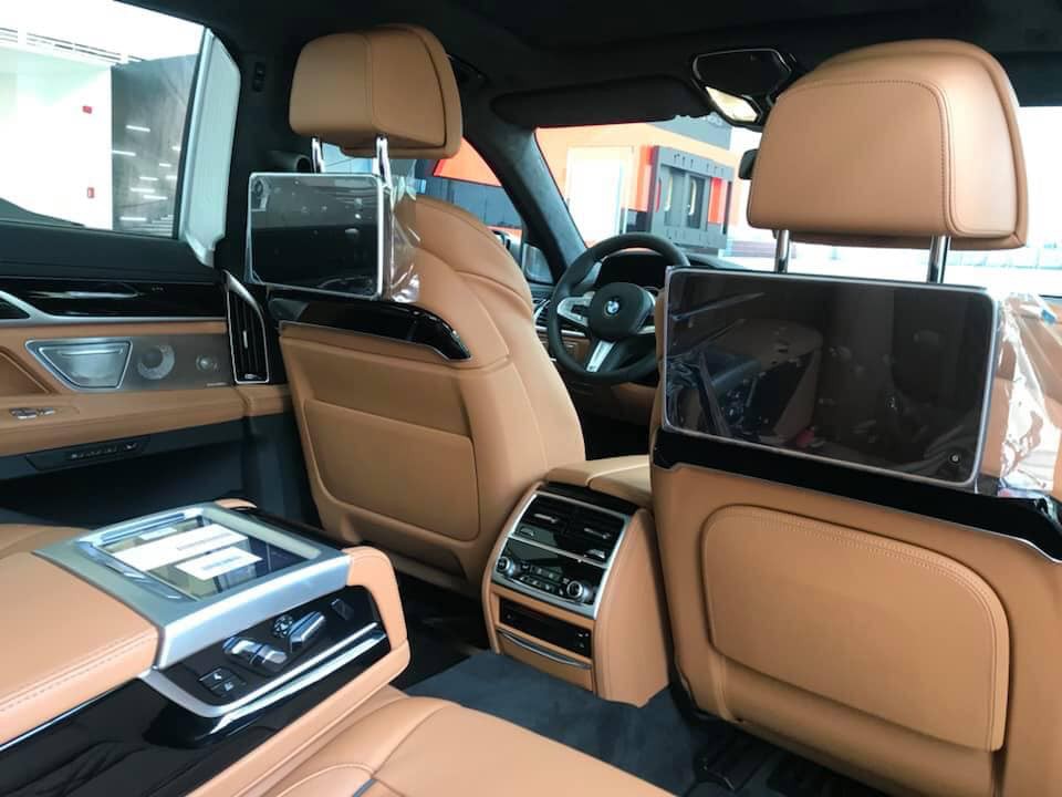 Hàng ghế thứ 2 có bệ tì tay và khu điều khiển 2 màn hình giải trí đặt sau lưng hàng ghế thứ nhất