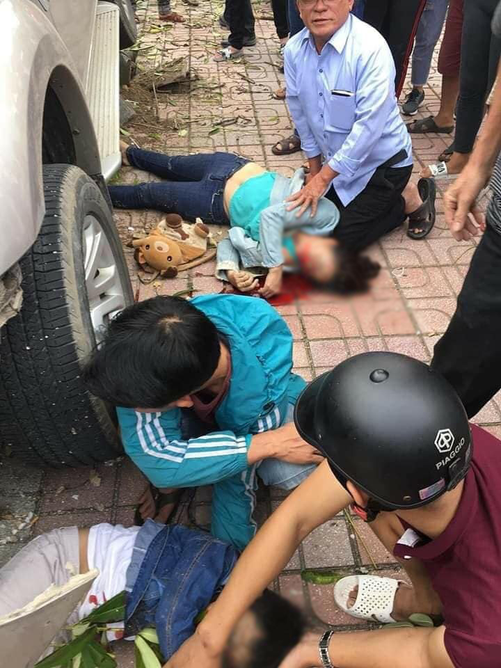 Được biết, người mẹ bị thương nặng nhưng cháu nhỏ đã không may qua đời