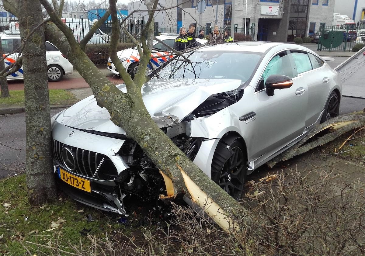 Chiếc Mercedes-AMG GT 4-Door Coupe bị vỡ nát phần đầu xe