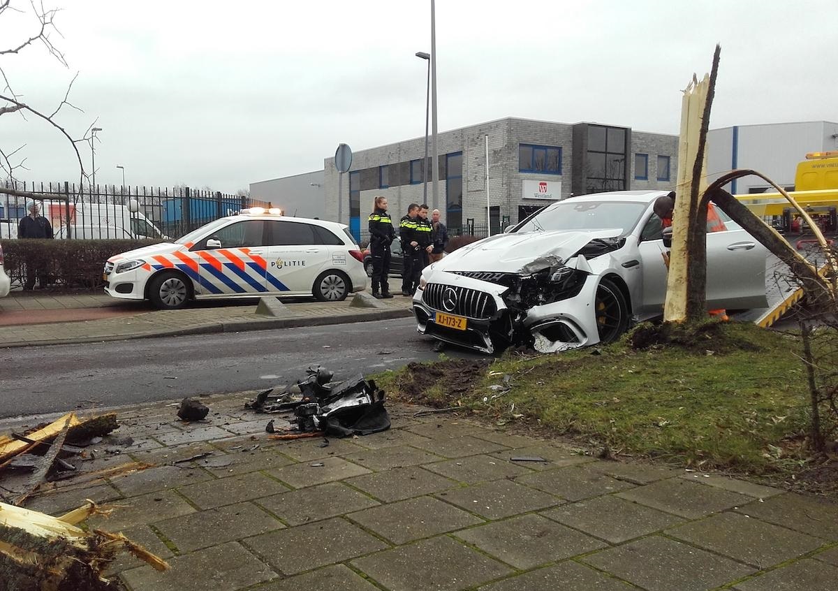 Vụ tai nạn khiến thân cây bị gãy đôi