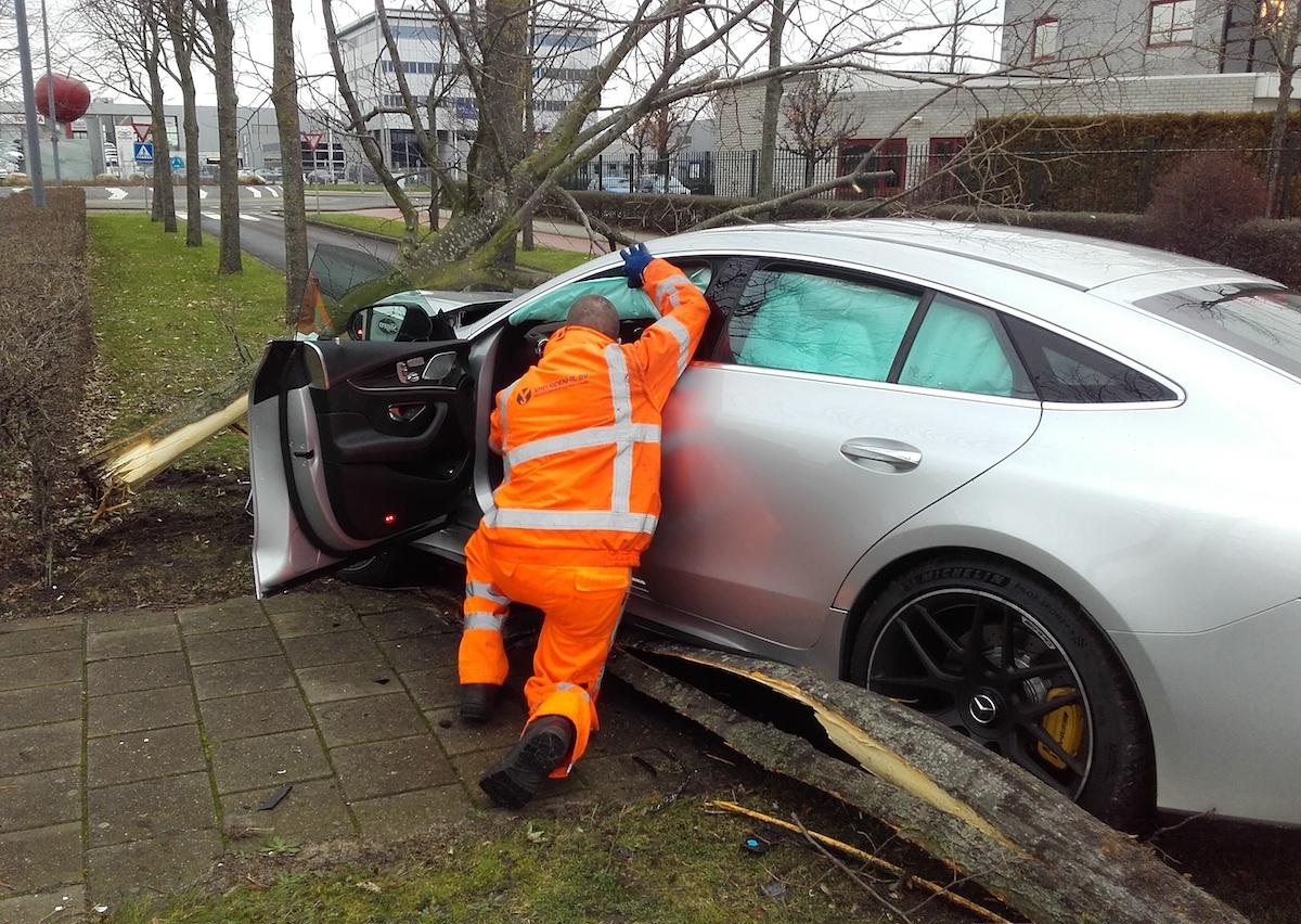 Túi khí rèm bên trái của chiếc xe sang bung kín cửa sổ