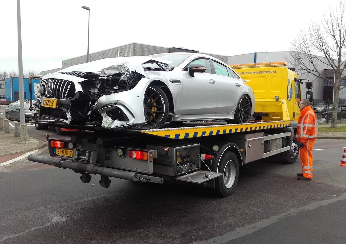 Chiếc Mercedes-AMG GT 63 S 4Matic+ 4-Door Coupe được đưa đi bằng xe cứu hộ