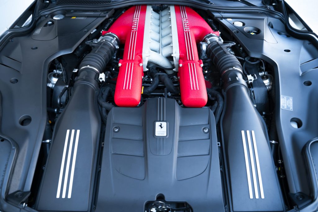 Ferrari F12 Berlinetta được trang bị động cơ V12, dung tích 6,3 lít, sản sinh công suất tối đa 730 mã lực