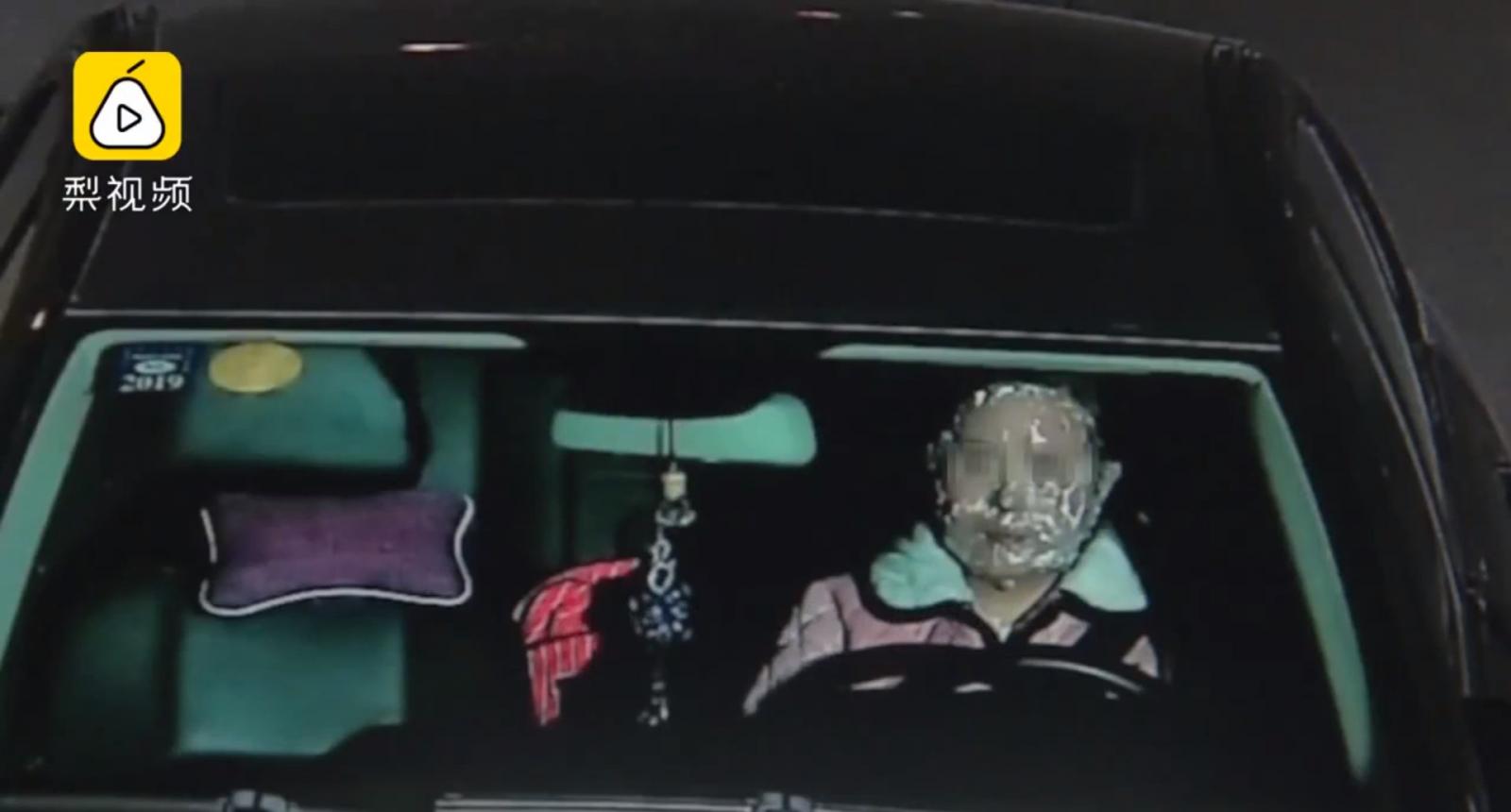 Nữ tài xế vừa lái chiếc Mercedes-Benz vừa đắp mặt nạ