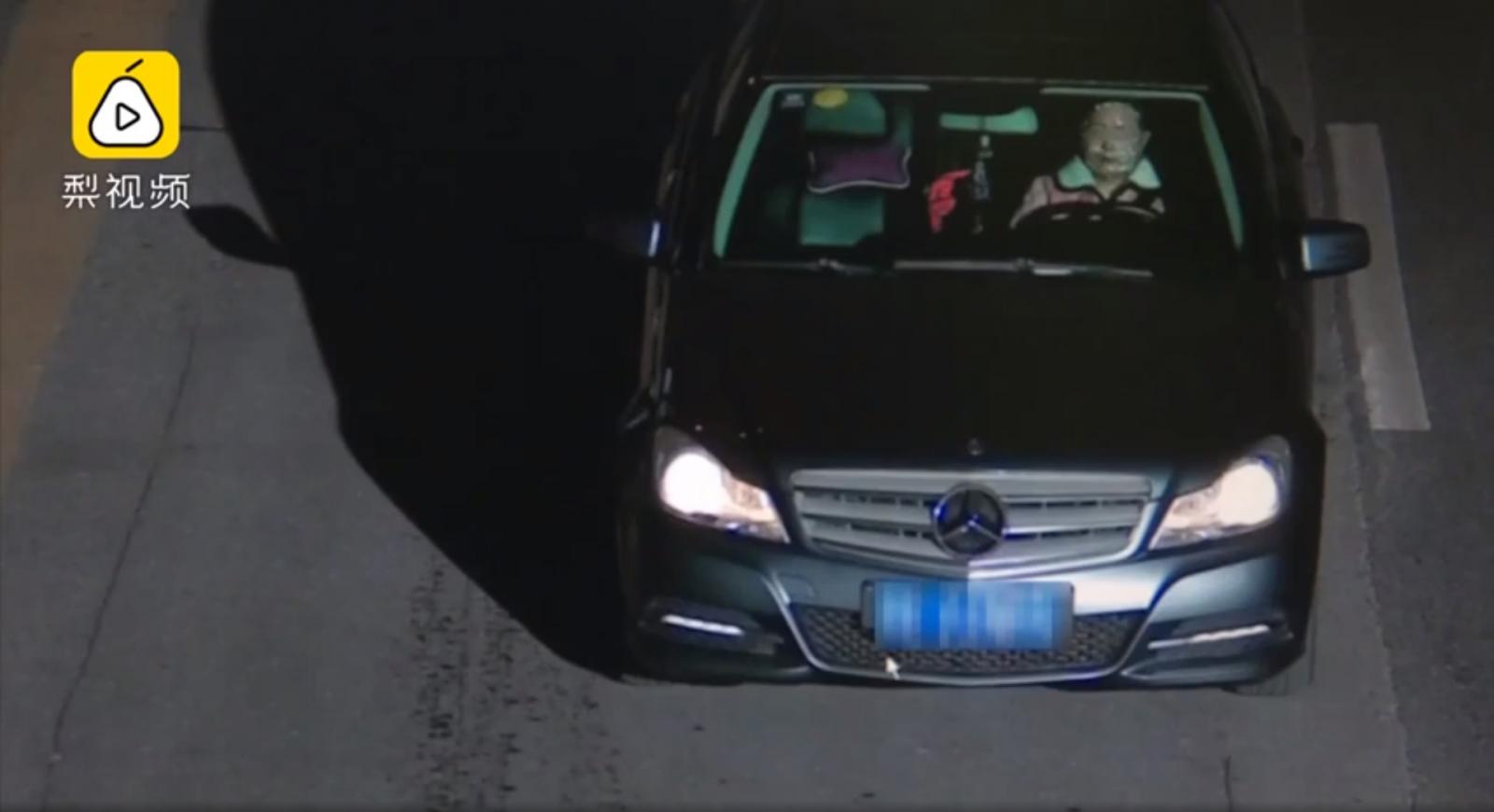 Bà Tian lái chiếc Mercedes-Benz đi giải cứu xe của khách hàng