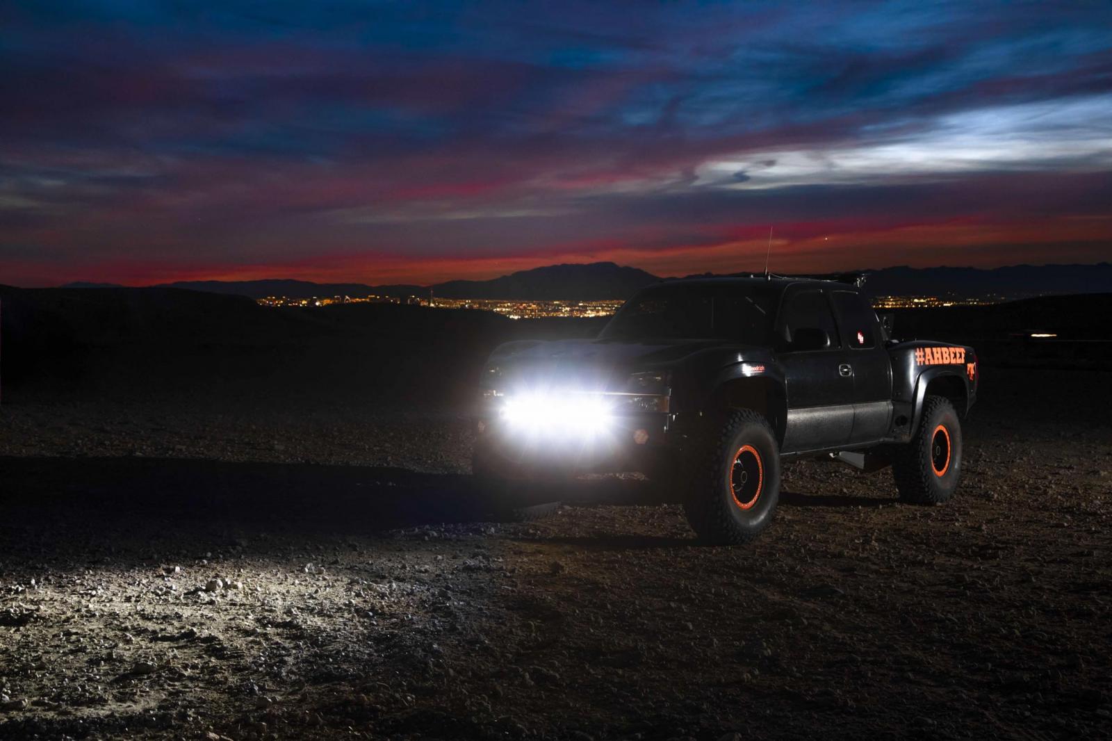 Một mẫu xe bán tải off-road được trang bị đèn laser của SLD