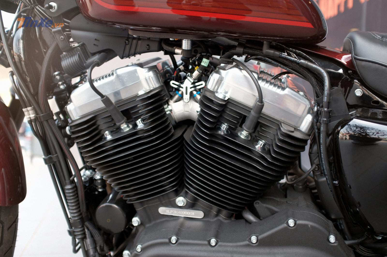 Sức mạnh của Harley Davidson 1200 Iron 2019 được thể hiện qua cỗ máy V-Twin Evolution được dùng chung với HD Forty-Eight. Chiếc xe cho công suất động cơ tăng thêm 36% và mô-men xoắn cực đại từ 72,9 lên 98Nm. Cỗ máy này sẽ cho trải nghiệm mạnh mẽ cùng âm thanh ra chắc và mạnh hơn hẳn so với người anh em Forty-Eight của mình.