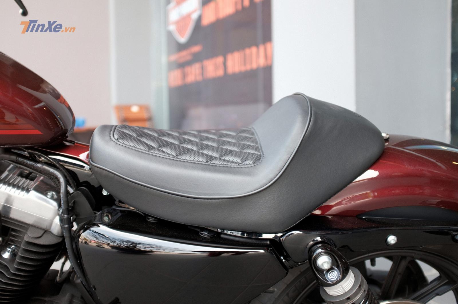 Ở nguyên bản, chiếc xe sử dụng yên solo khá ích kỷ và cũng không có bộ để chân sau